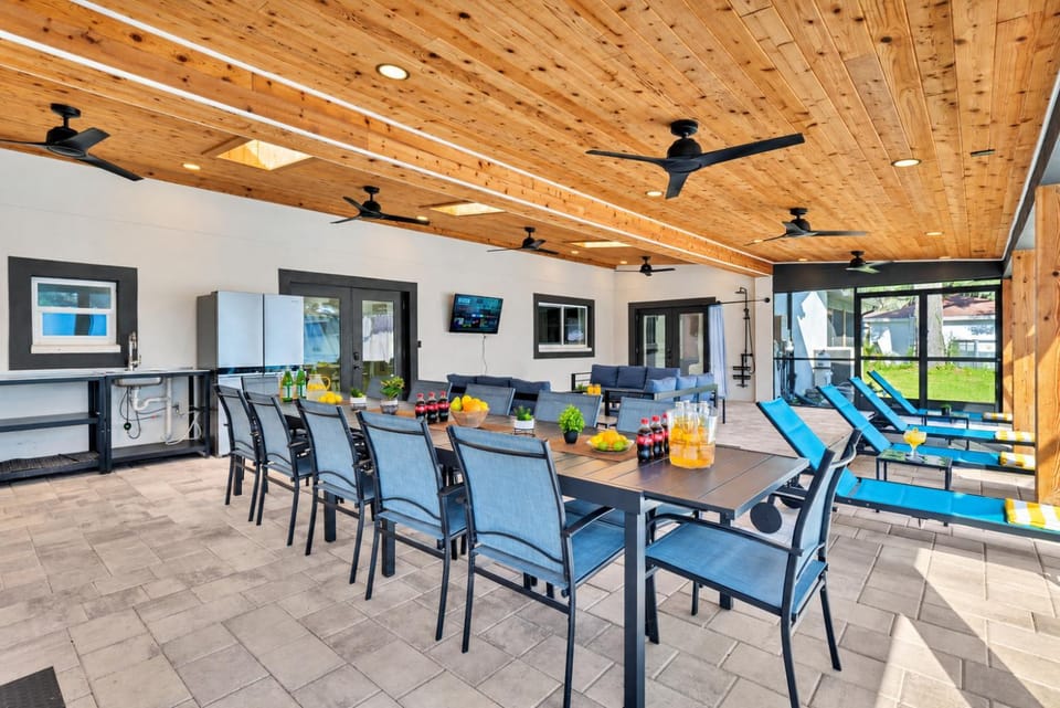 Casa Lumina 6BR75BA Heated Pool Villa, Sleeps 16 Country House in Temple Terrace