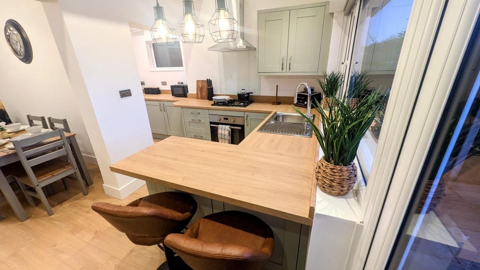 Kitchen or kitchenette, oven