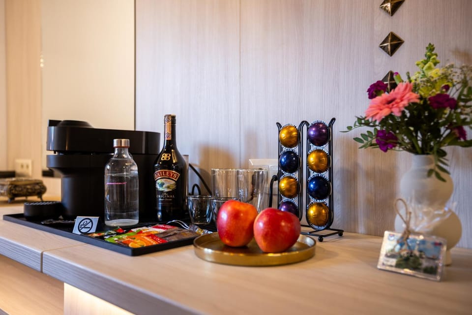 Coffee/tea facilities, Food and drinks, Decorative detail, Food, Alcoholic drinks