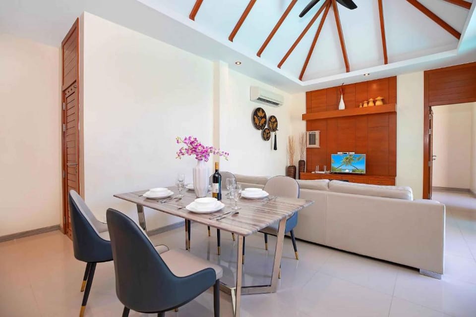 Living room, Seating area, Dining area