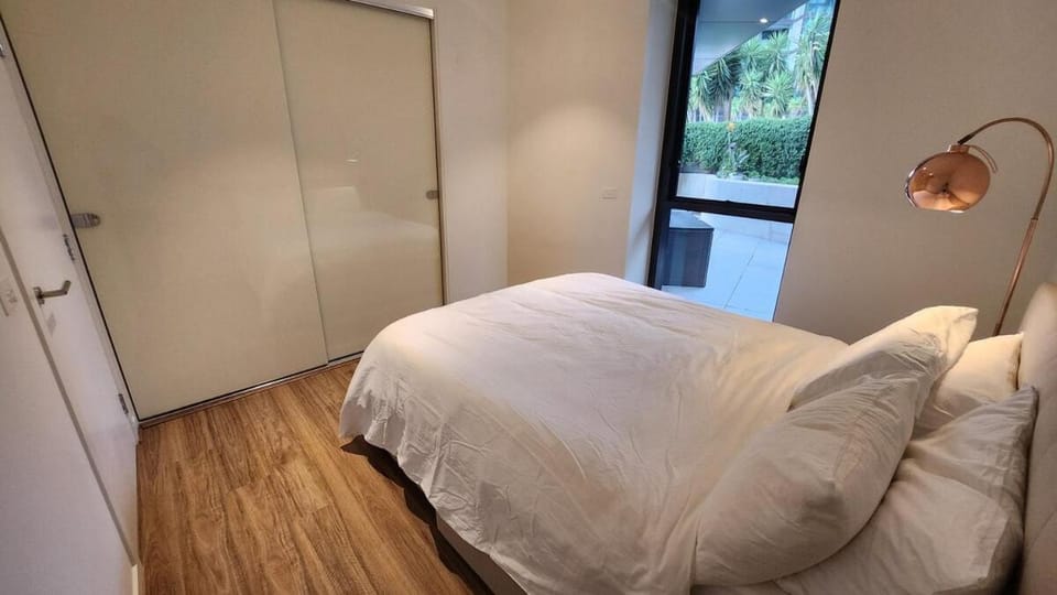 Zen Den 0 - Luxury 4BR Docklands Bright Modern Terrace Condo - Free Parking Apartment in Melbourne