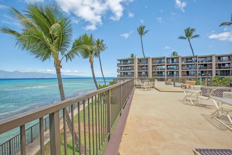 Hale Ono Loa 102- Westside oceanfront condo, walk to shops & dining Apartment in Napili-Honokowai