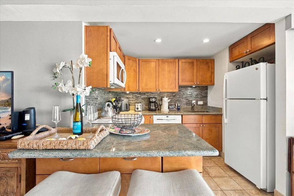 Hale Ono Loa 102- Westside oceanfront condo, walk to shops & dining Apartment in Napili-Honokowai