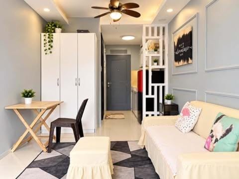CHATEAU ELYSEE 7F CONDOMINUIM near Airport Apartment in Paranaque