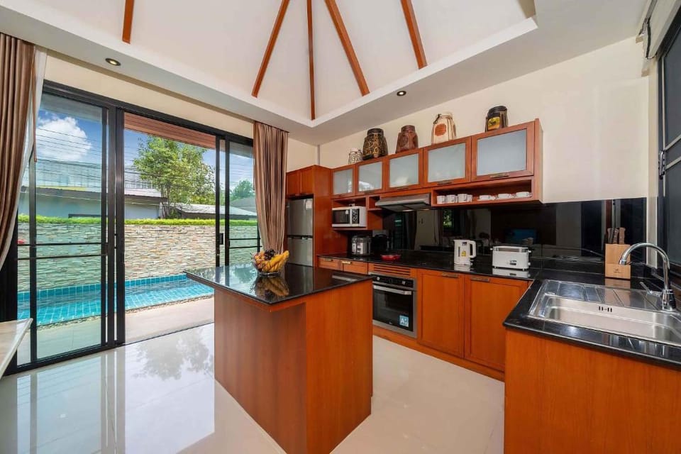 Kitchen or kitchenette, Pool view, stove, toaster