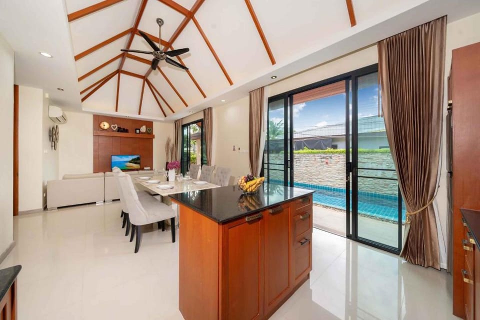 Kitchen or kitchenette, Dining area, Pool view
