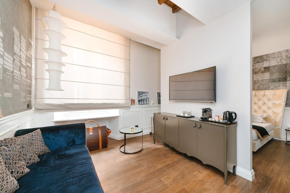 TV and multimedia, Living room, Seating area, Bedroom