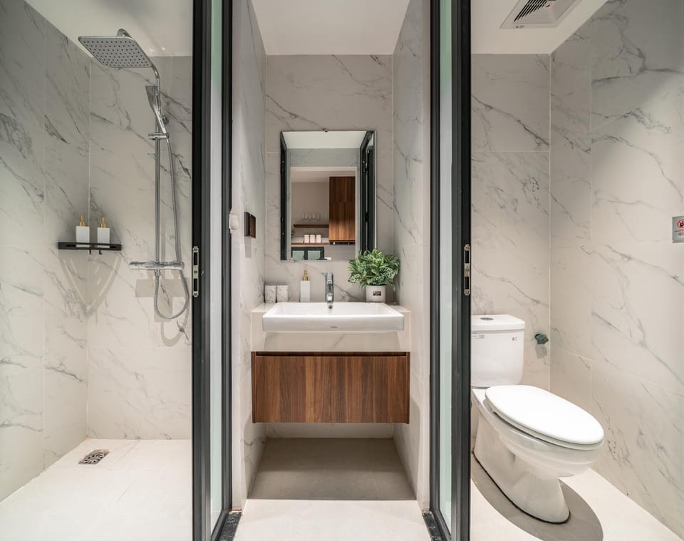 Shower, Toilet, towels