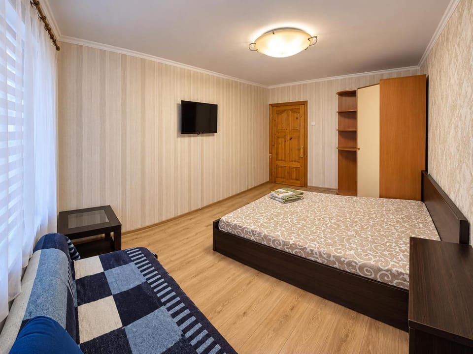 Communal lounge/ TV room, Bed, TV and multimedia, Living room, Photo of the whole room, Seating area, Bedroom