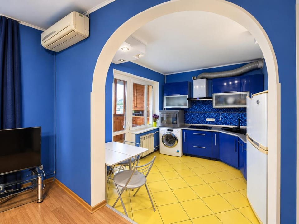 TV and multimedia, Kitchen or kitchenette, Dining area, oven, stove, air conditioner
