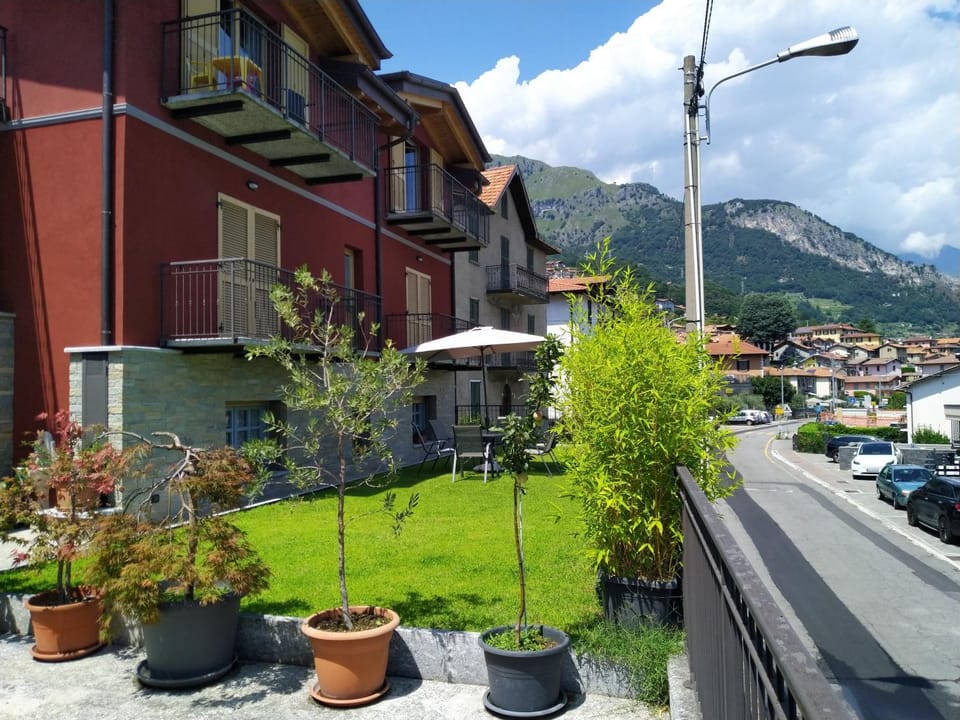Property building, Garden, Balcony/Terrace, Mountain view