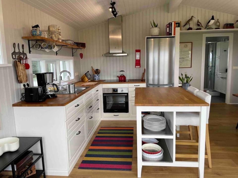 Coffee/tea facilities, Kitchen or kitchenette, oven, stove, toaster