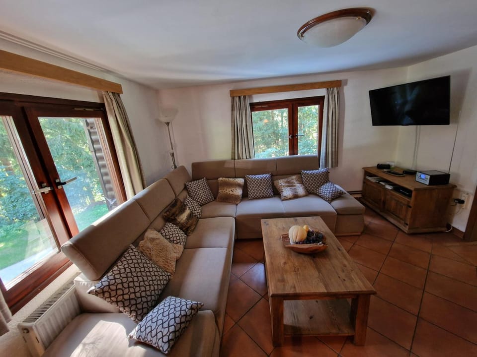 Communal lounge/ TV room, TV and multimedia, Living room, Seating area