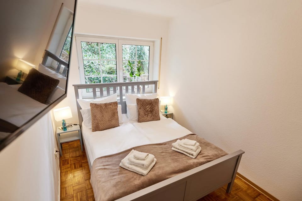 Bed, Bedroom, towels