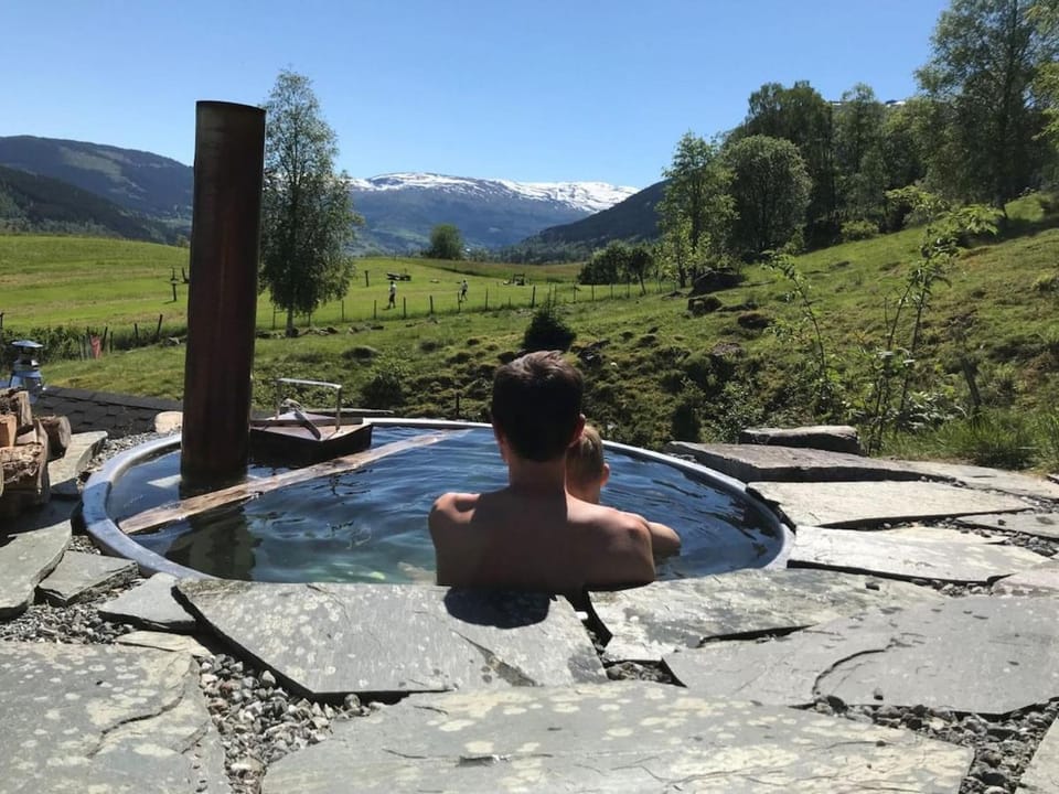 Riverside Sauna & Hot Tub - Lake Views House in Vestland