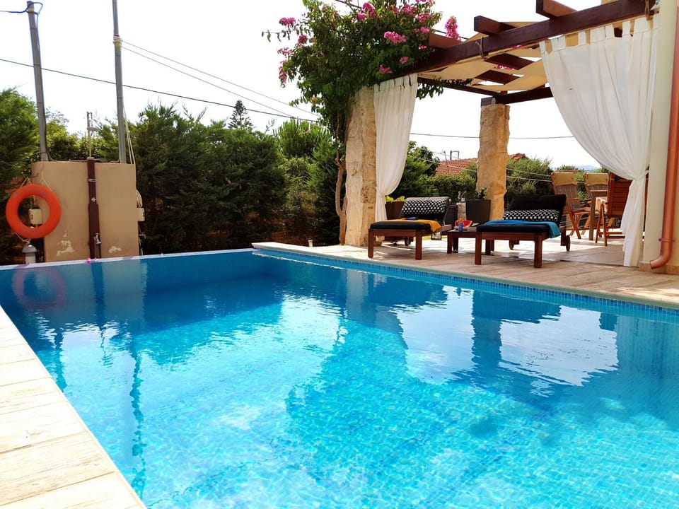 Property building, Patio, Garden, Balcony/Terrace, Swimming pool