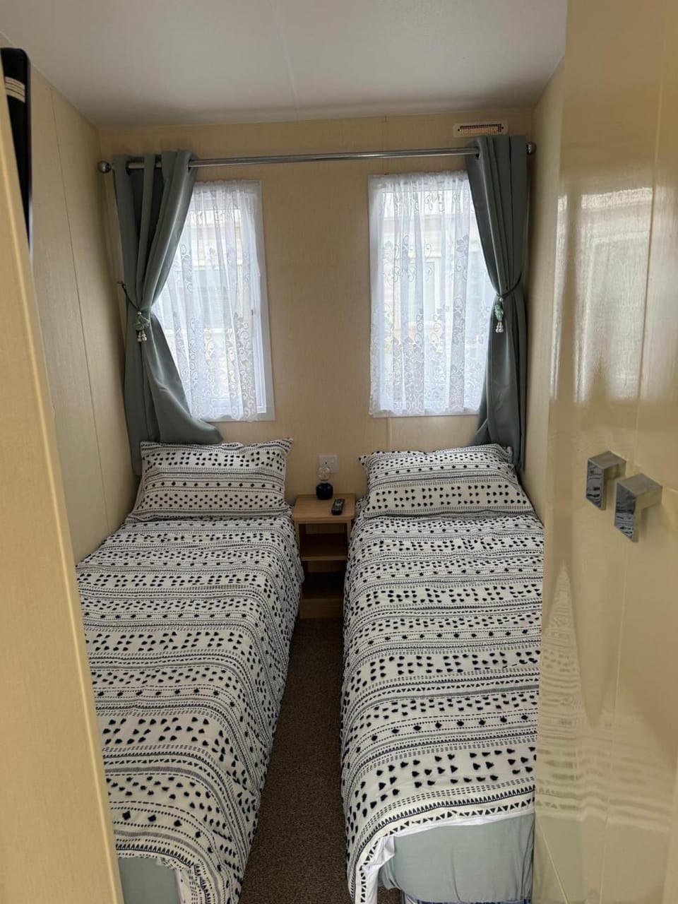 Cabin Sleeps 6 with Parking Cabin in Towyn