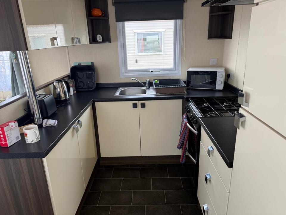 Cabin Sleeps 6 with Parking Cabin in Towyn