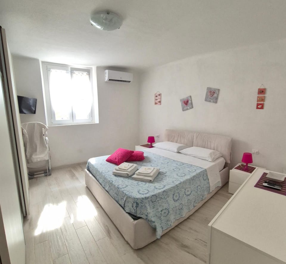 Bed, TV and multimedia, Photo of the whole room, Bedroom, towels, air conditioner