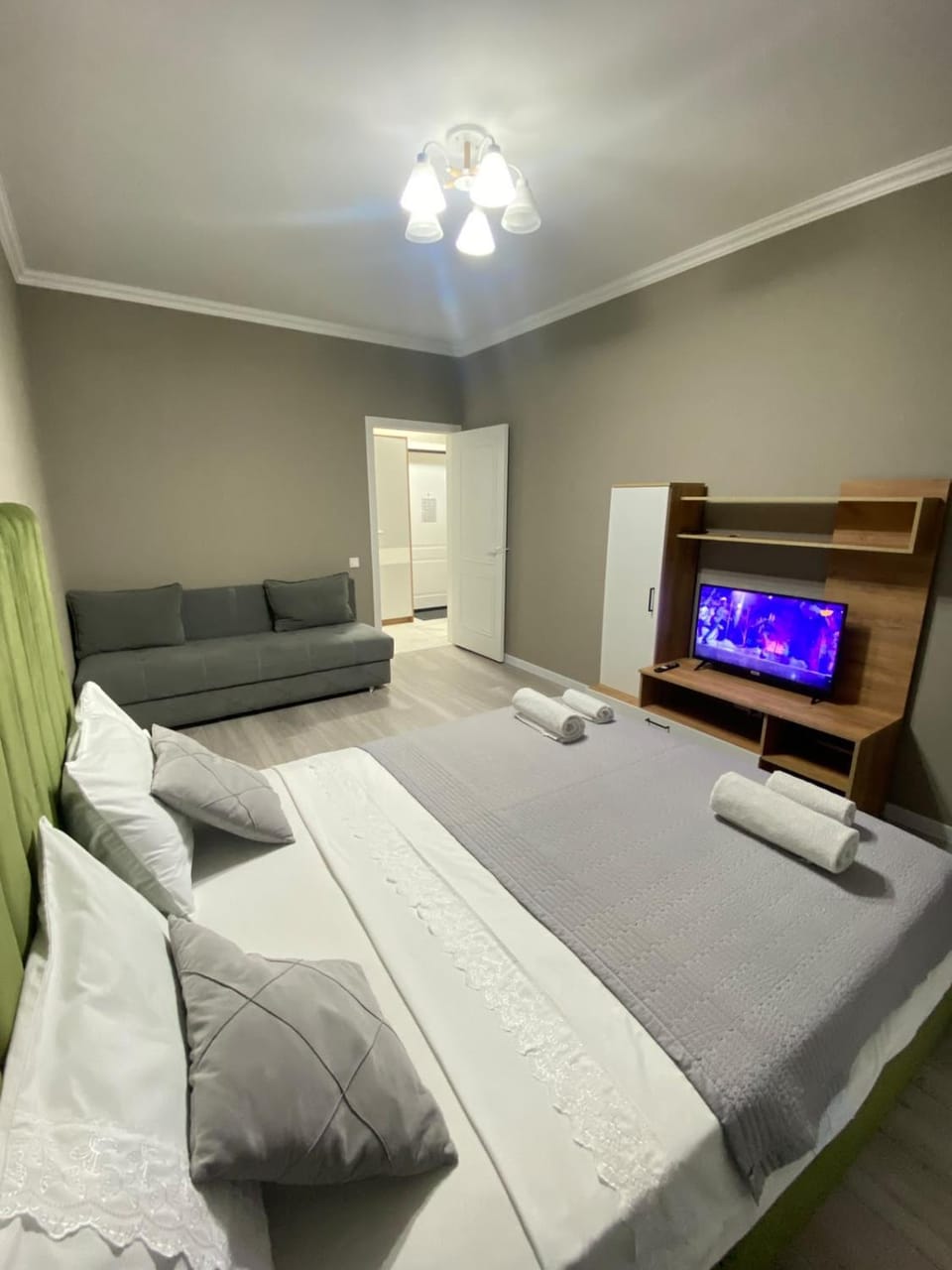 Communal lounge/ TV room, Bed, TV and multimedia, Living room, Photo of the whole room, Seating area, Evening entertainment, Bedroom