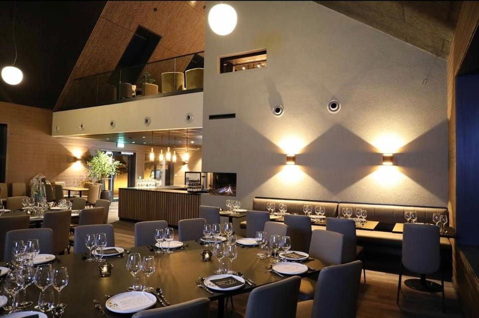 Restaurant/places to eat, Lounge or bar, Food and drinks