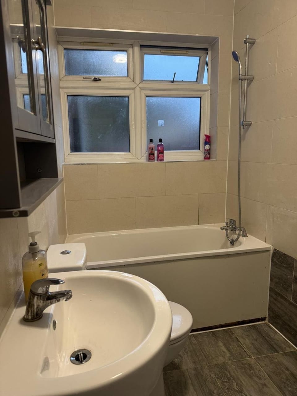 Cosy & Comfortable Stay in large family home London House in Ilford