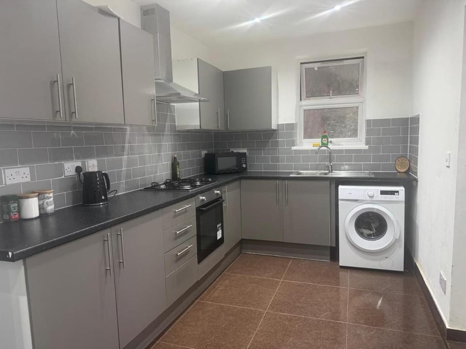 Cosy & Comfortable Stay in large family home London House in Ilford