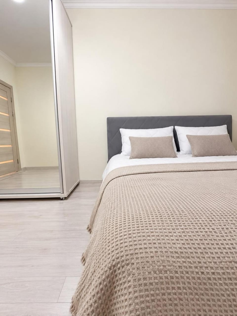 Photo of the whole room, Bedroom, wardrobe