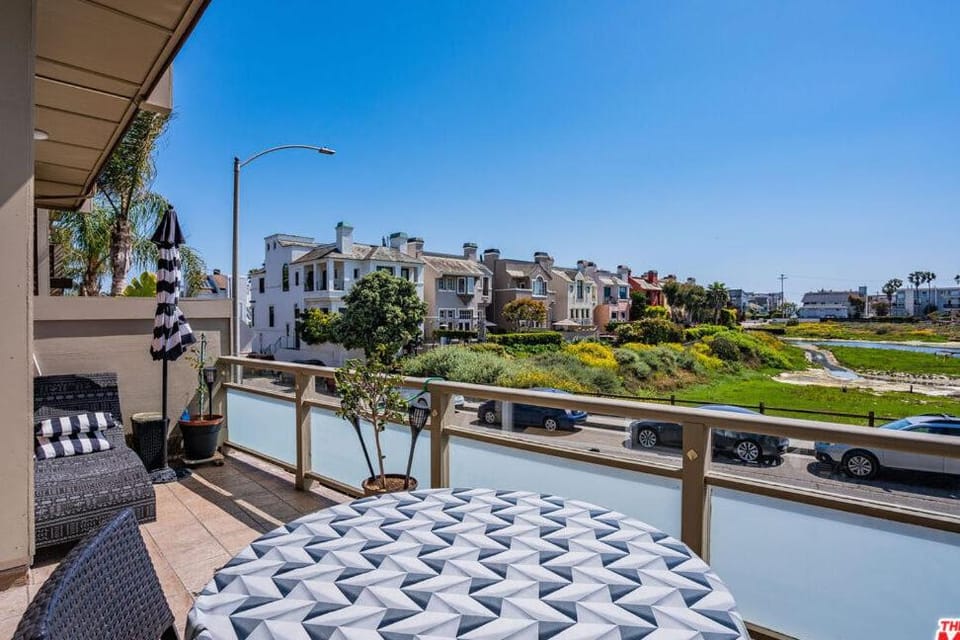 Coastal Two Bedroom Condo with Lagoon Views Apartment in Marina del Rey