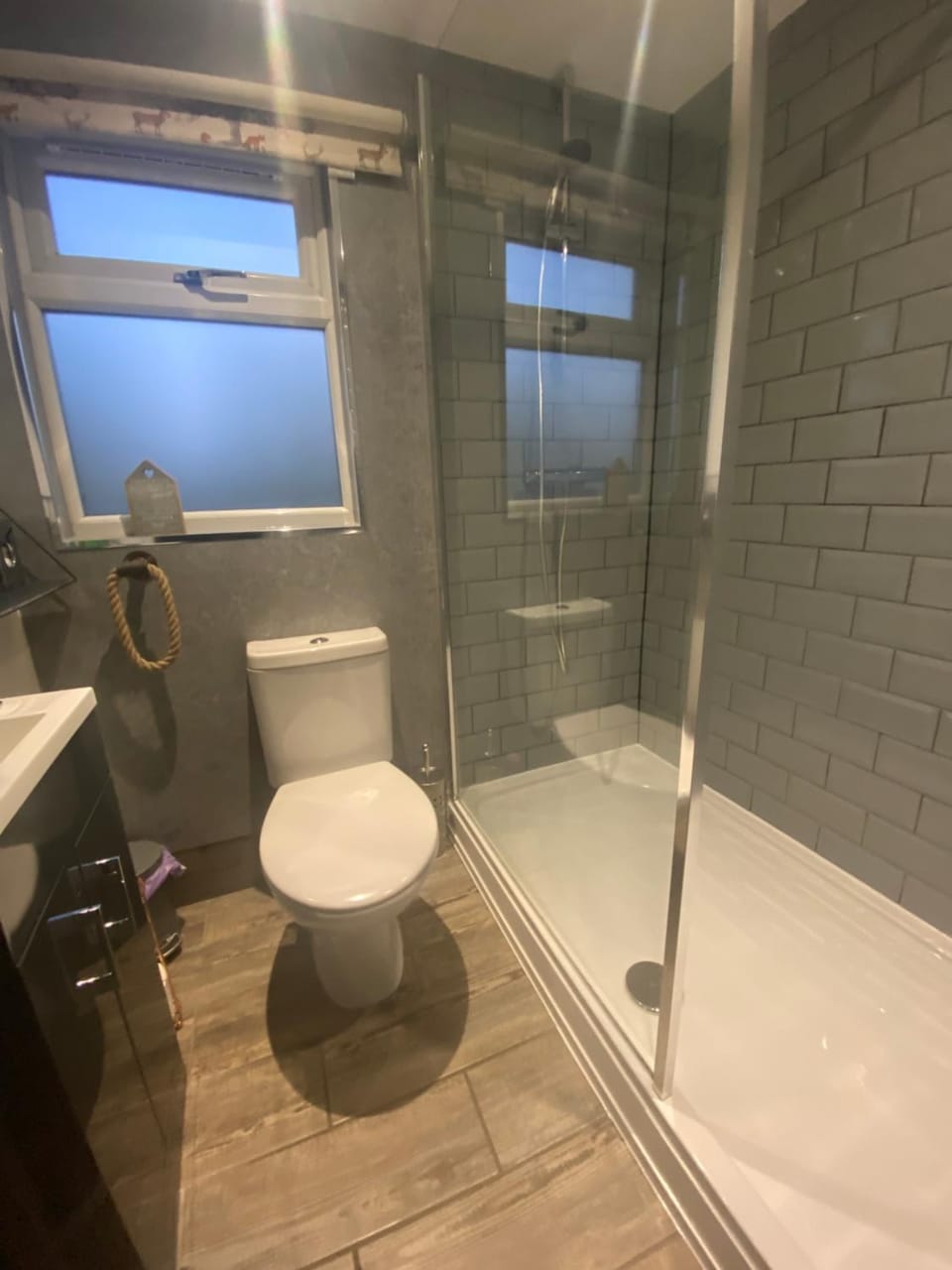 UPSIDE DOWN HOUSE - Sleeps up to 6 Guests - 2 Bathrooms,Great for Family and Friends Gatherings, Corporate events,Near Sherwood Forest at Fairview Farm in Nottingham set in 88 acres House in Newark and Sherwood District