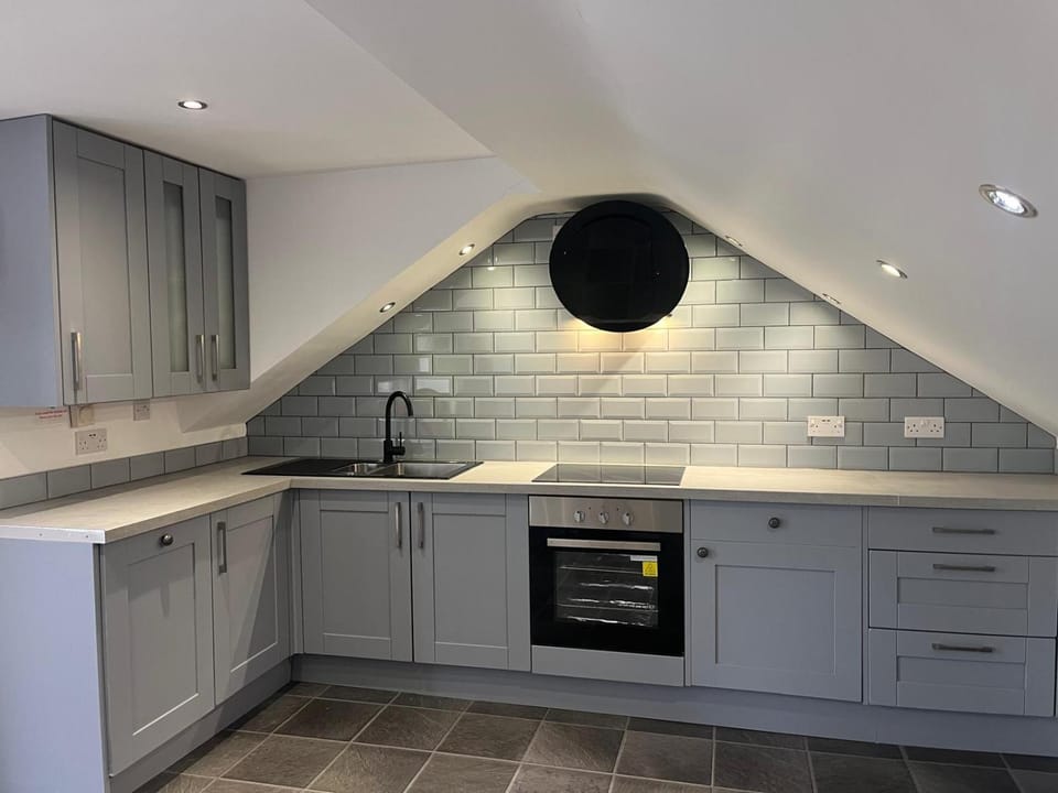 UPSIDE DOWN HOUSE - Sleeps up to 6 Guests - Great for Family and Friends Gatherings,Corporate events ,Near Sherwood Forest at Fairview Farm in Nottingham set in 88 acres House in Newark and Sherwood District