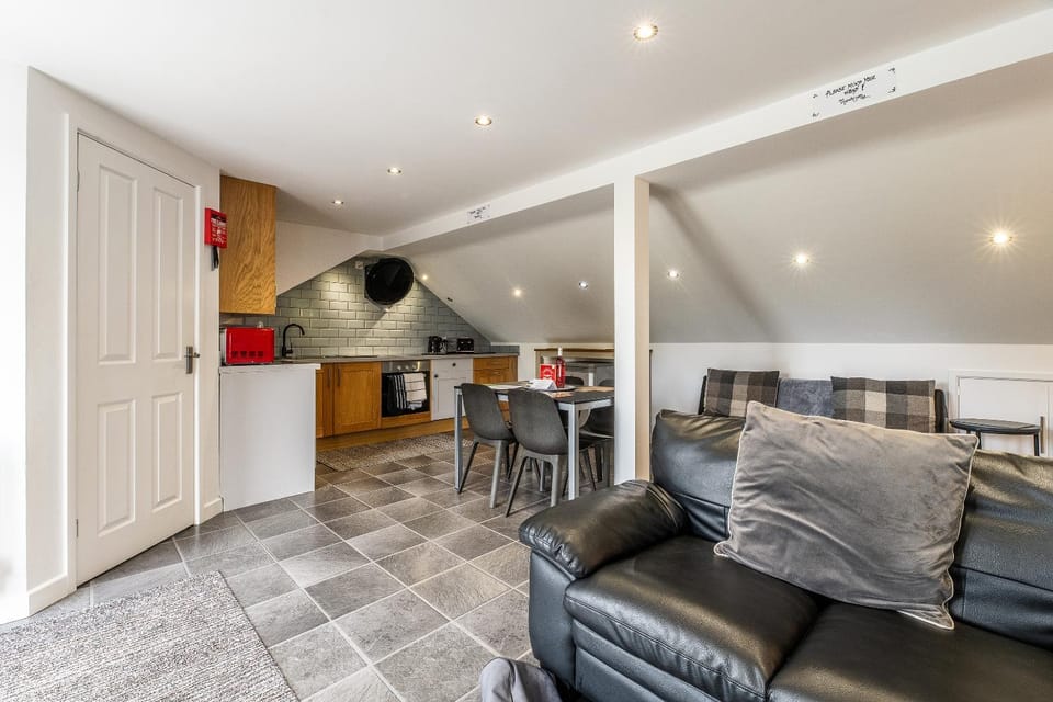 UPSIDE DOWN HOUSE - Sleeps up to 6 Guests - Great for Family and Friends Gatherings,Corporate events ,Near Sherwood Forest at Fairview Farm in Nottingham set in 88 acres House in Newark and Sherwood District