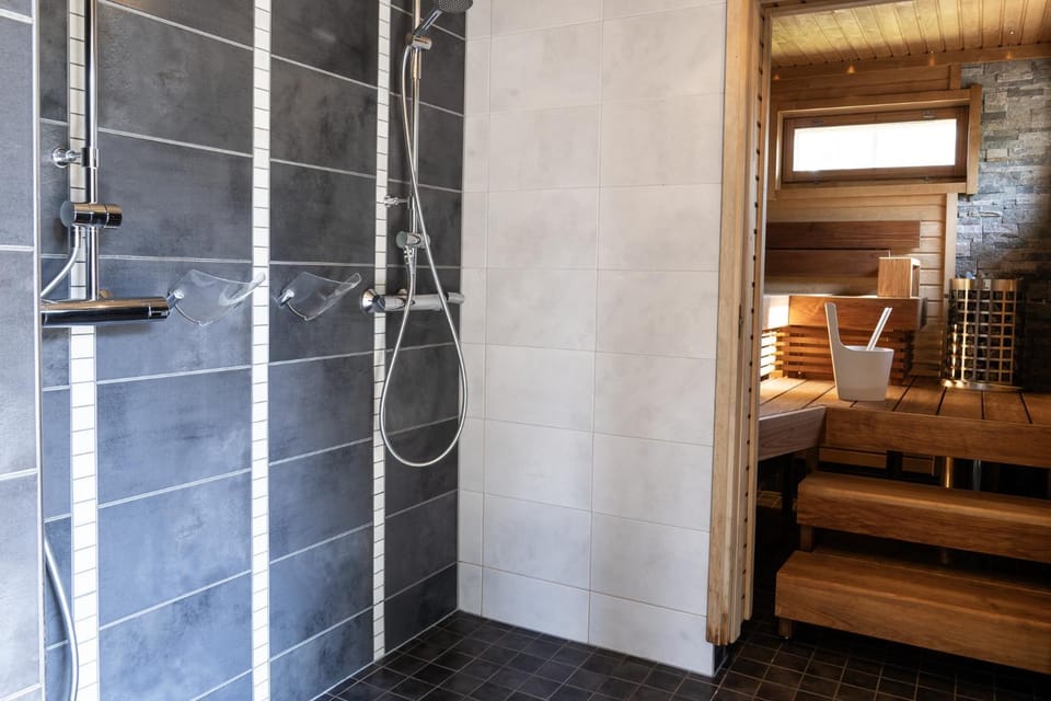 Rukan tunturihuvilat, Ahma - Lakefront Villa with Private Beach, Sauna & Hot Tub Apartment in Finland