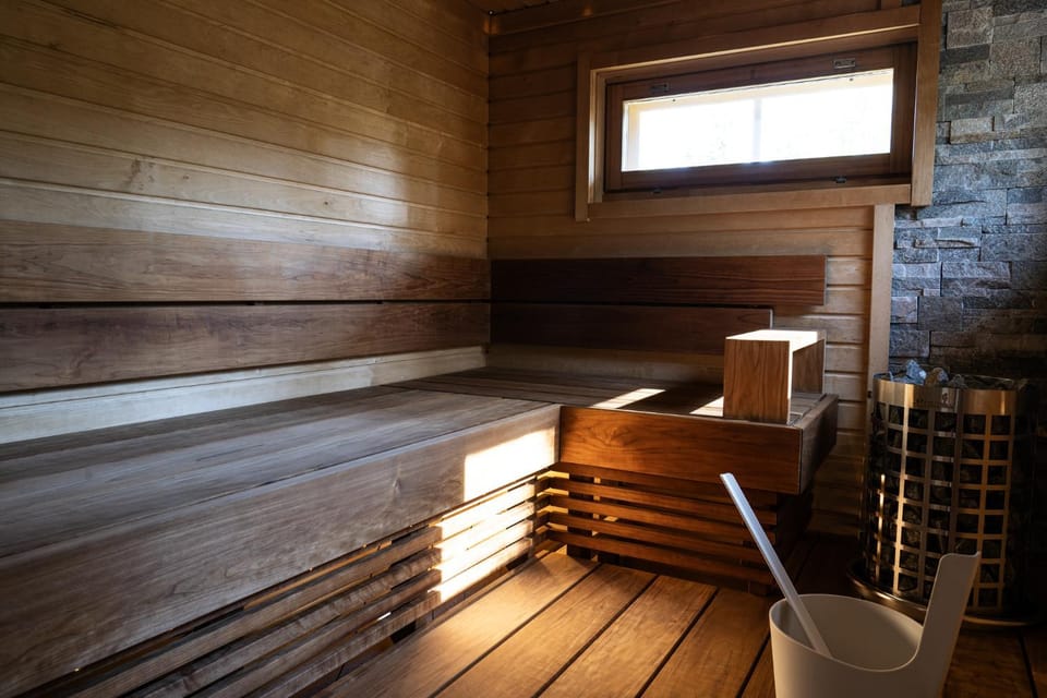 Rukan tunturihuvilat, Ahma - Lakefront Villa with Private Beach, Sauna & Hot Tub Apartment in Finland