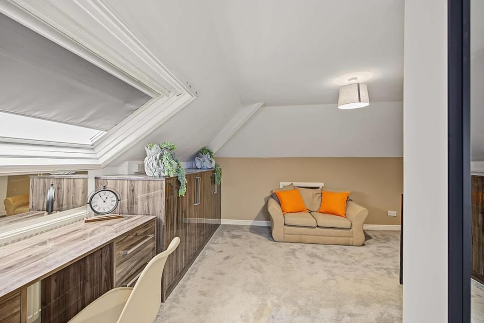 7BR Contractor Free Parking Fast WI-FI House in Manchester