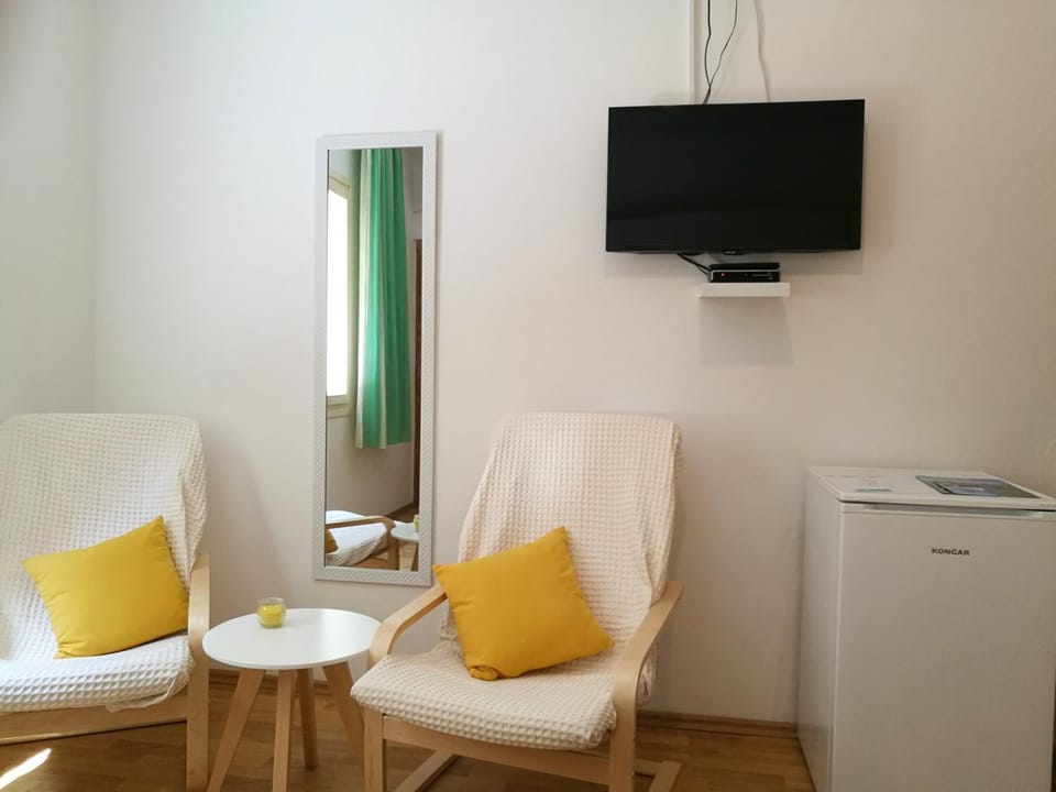 TV and multimedia, Decorative detail, Seating area, Bedroom