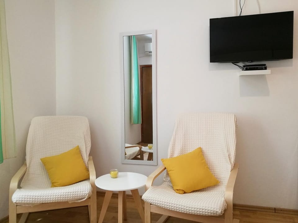 TV and multimedia, Decorative detail, Seating area, Bedroom