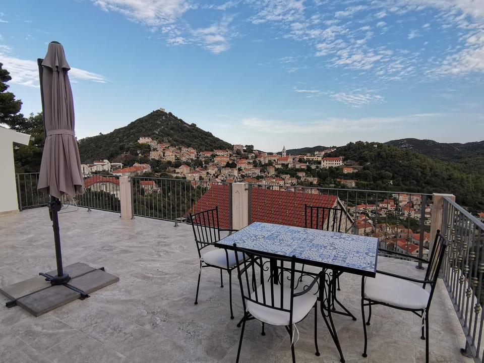 Natural landscape, View (from property/room), Balcony/Terrace, City view