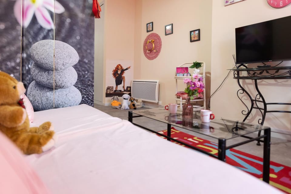 Communal lounge/ TV room, TV and multimedia, Photo of the whole room, Bedroom