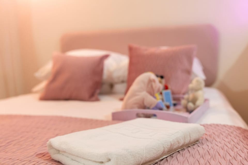 Bed, Bedroom, towels