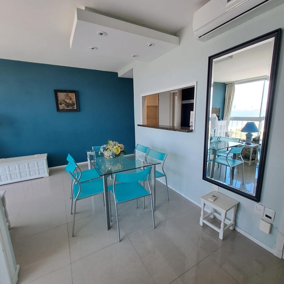 Kitchen or kitchenette, Living room, Seating area, Dining area, air conditioner