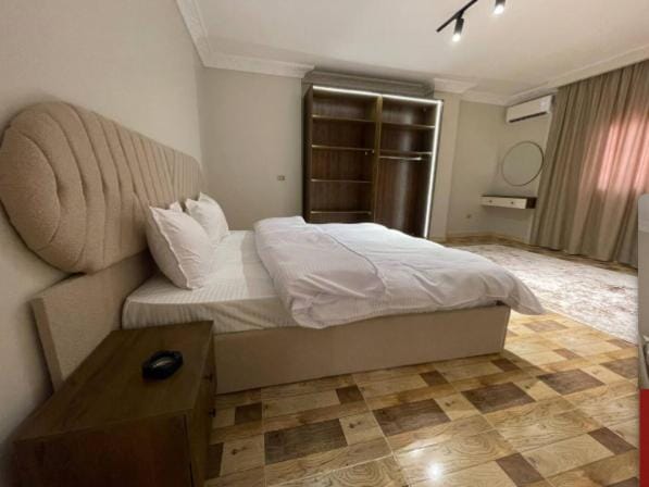 Bed, Living room, Photo of the whole room, Bedroom, wardrobe, air conditioner