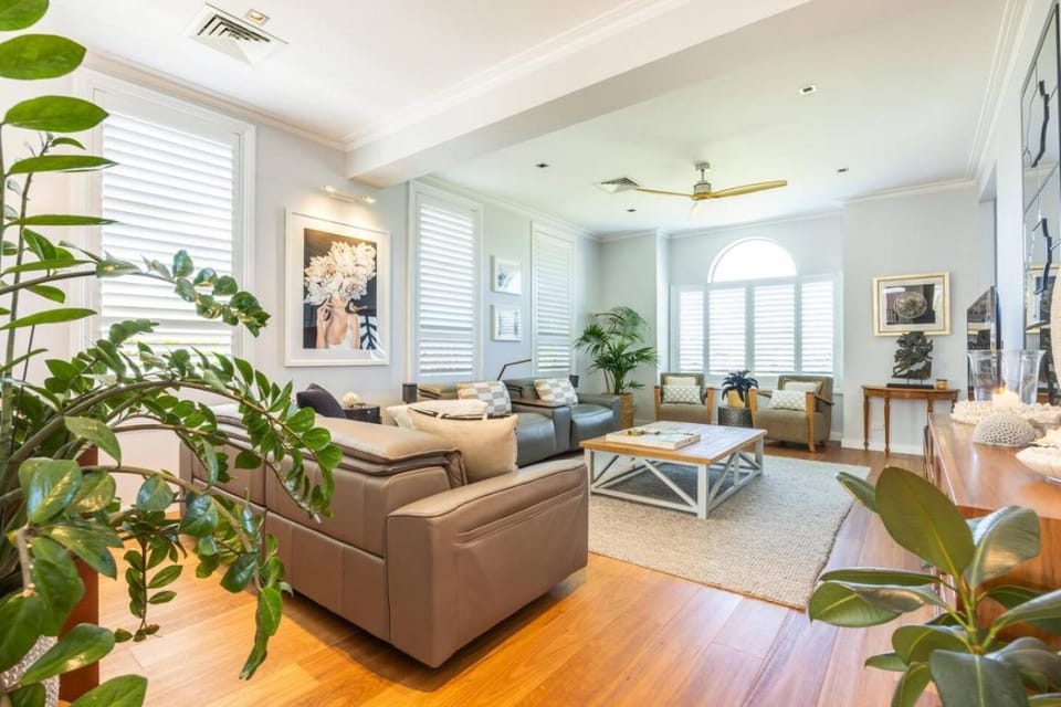 Yachtsman Retreat 5BR, study, Pool mins to Caves Beach House in Swansea