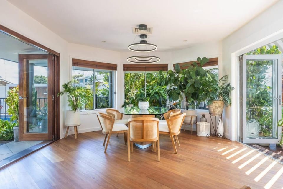 Yachtsman Retreat 5BR, study, Pool mins to Caves Beach House in Swansea