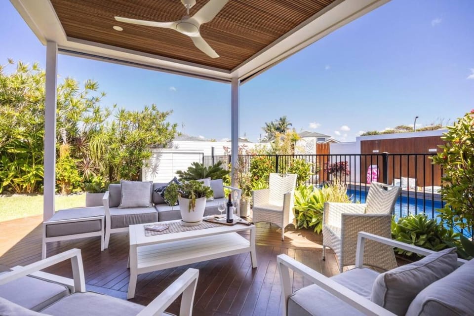 Yachtsman Retreat 5BR, study, Pool mins to Caves Beach House in Swansea