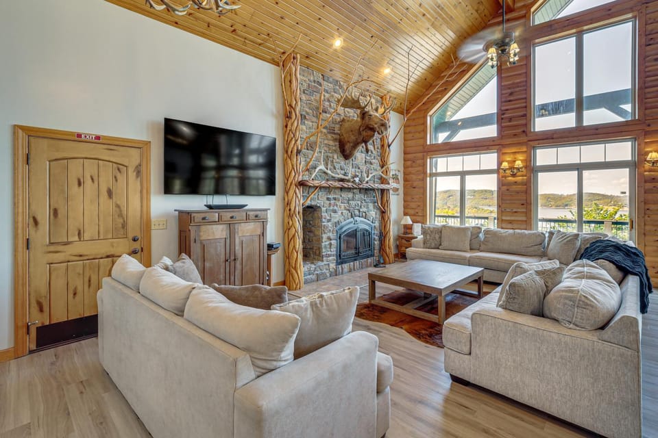 The Rusty Moose Lodge 8BR Cabin w/ Deck, Games Cabin in Table Rock Lake