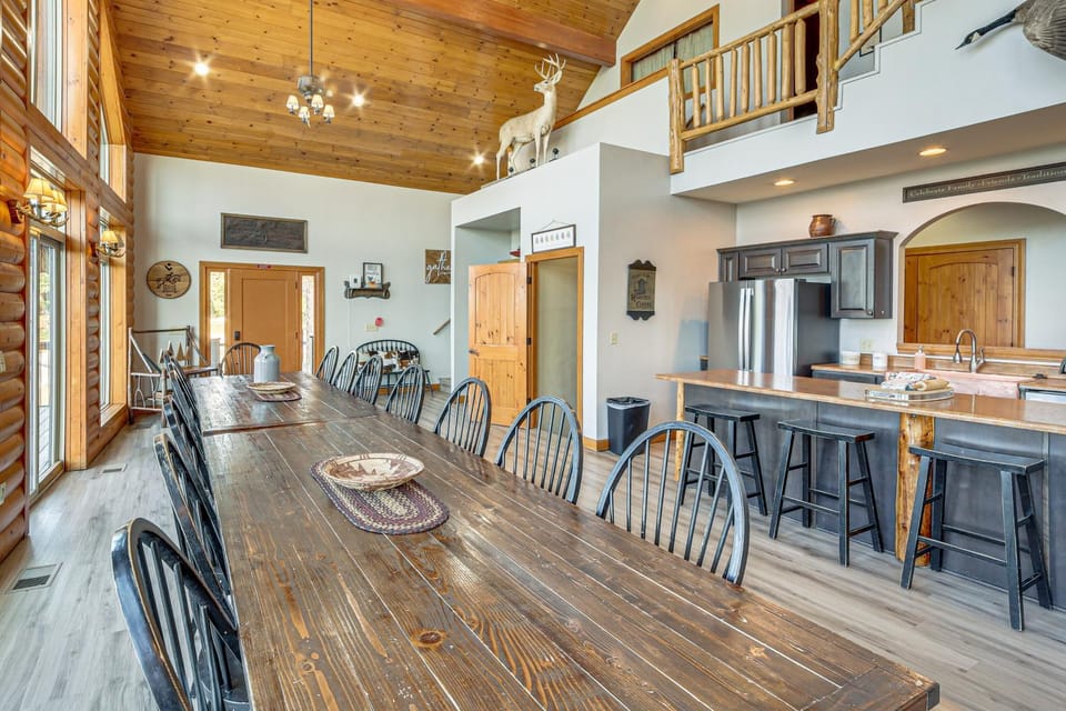 The Rusty Moose Lodge 8BR Cabin w/ Deck, Games Cabin in Table Rock Lake