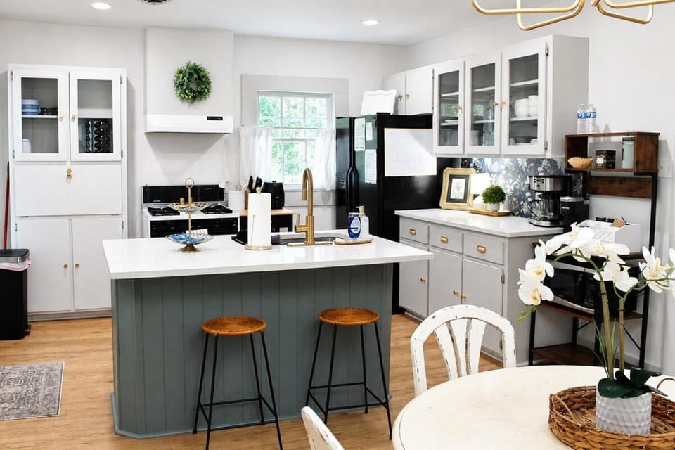 Coffee/tea facilities, Kitchen or kitchenette, Dining area, dishwasher, oven, stove