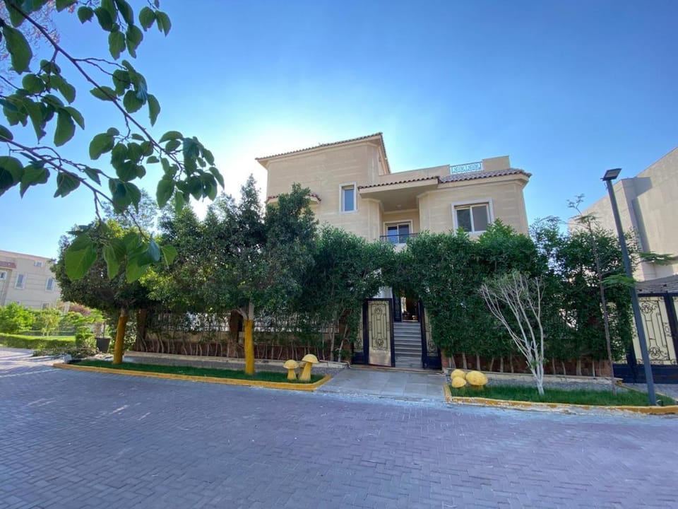 Property building, Spring, Day, Garden, Garden view