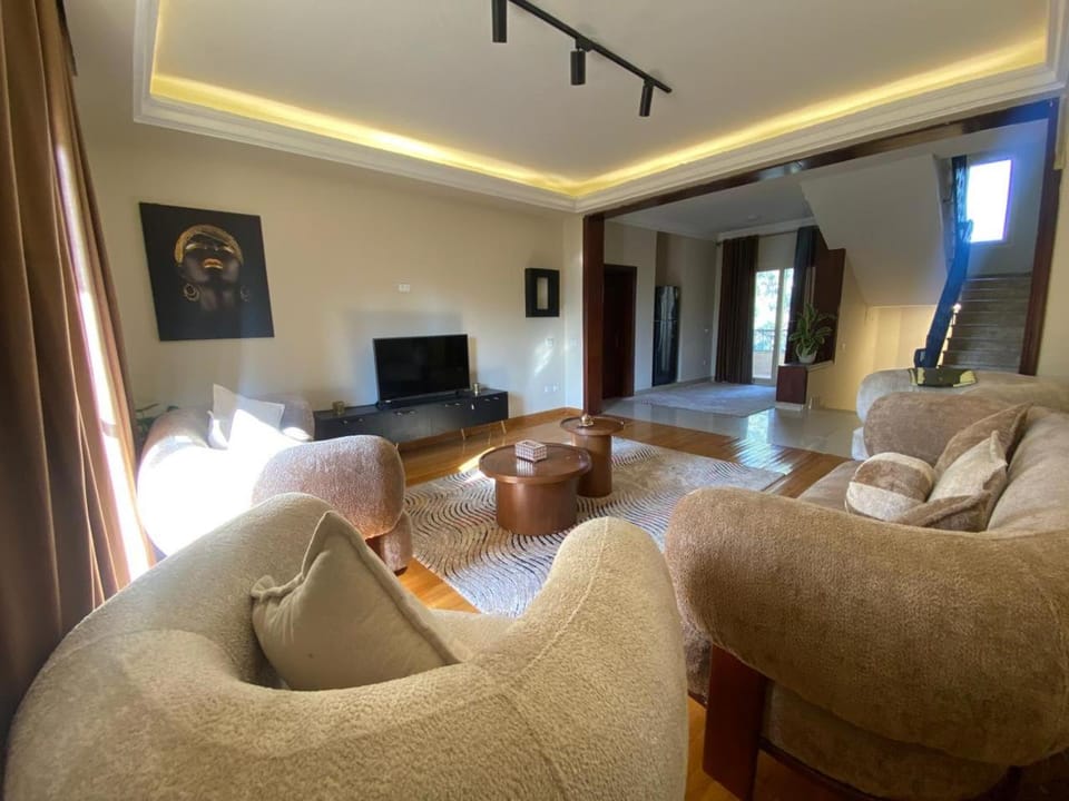 Communal lounge/ TV room, TV and multimedia, Living room, Seating area, Evening entertainment